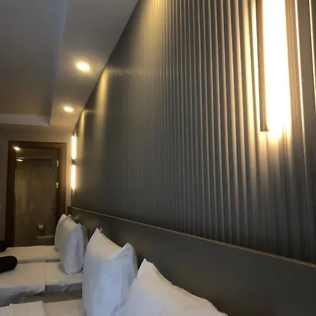 Hotel Grand Iska Palace