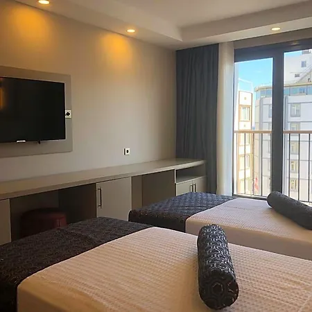 Hotel Grand Iska Palace