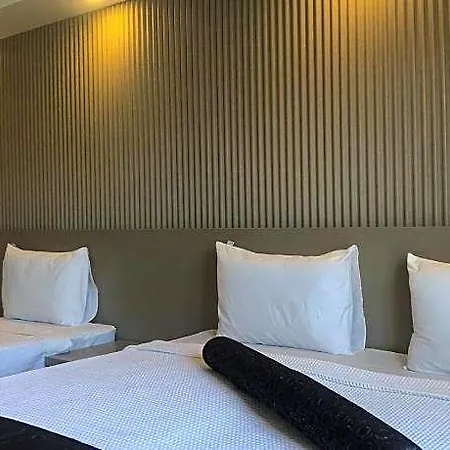 Hotel Grand Iska Palace