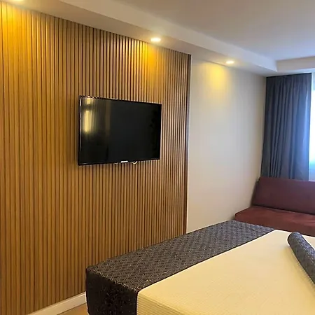 Hotel Grand Iska Palace