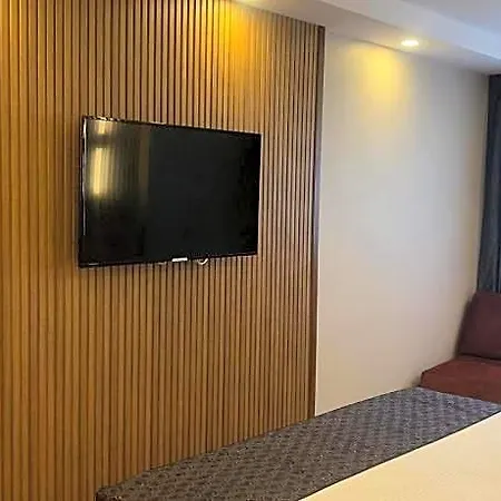Hotel Grand Iska Palace