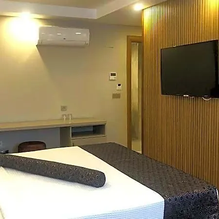Hotel Grand Iska Palace