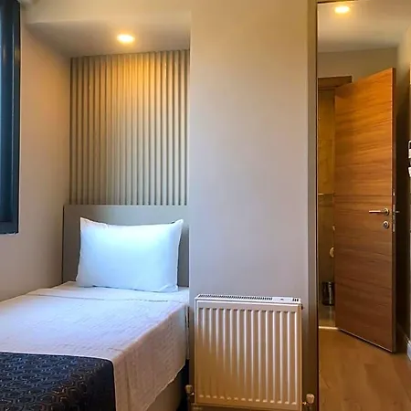 Hotel Grand Iska Palace