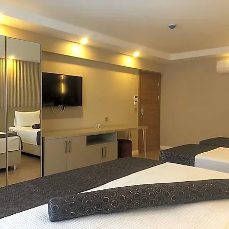 Hotel Grand Iska Palace