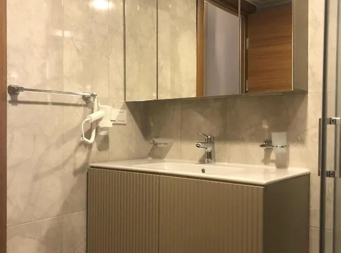 Hotel Grand Iska Palace