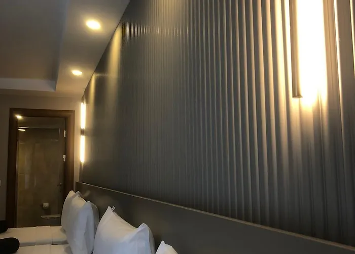 Hotel Grand Iska Palace