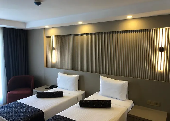 Hotel Grand Iska Palace 3*